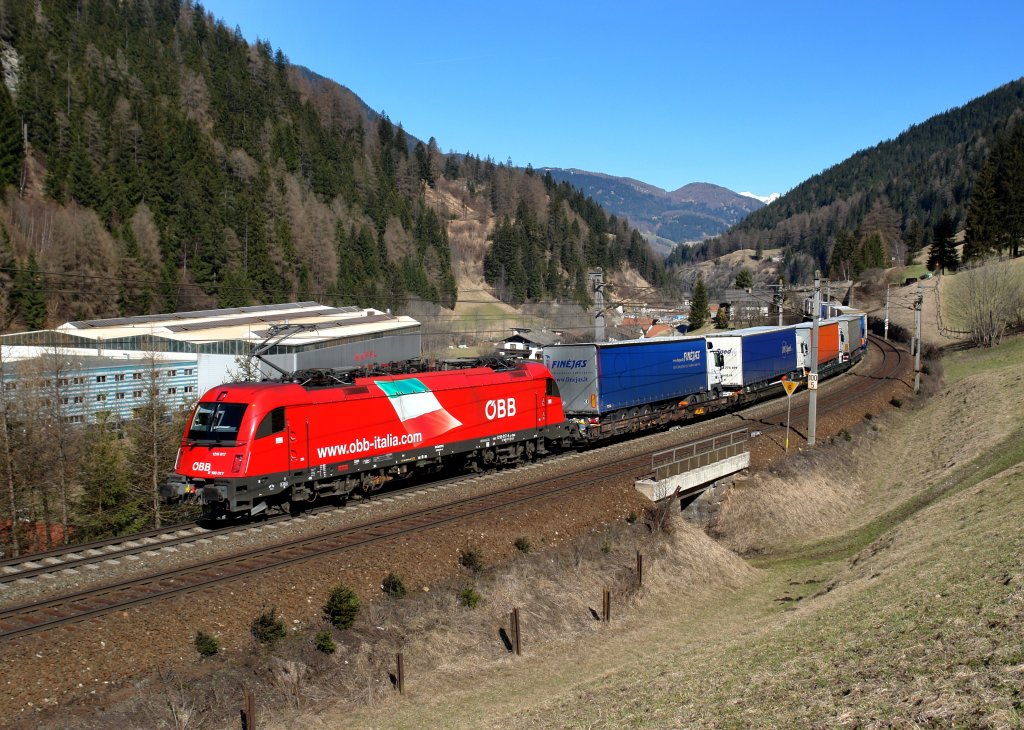 1216 017 mit einer ROLA von Wrgl Terminal nach Brennersee am 07.04.2010 unterwegs bei Wolf am Brenner.