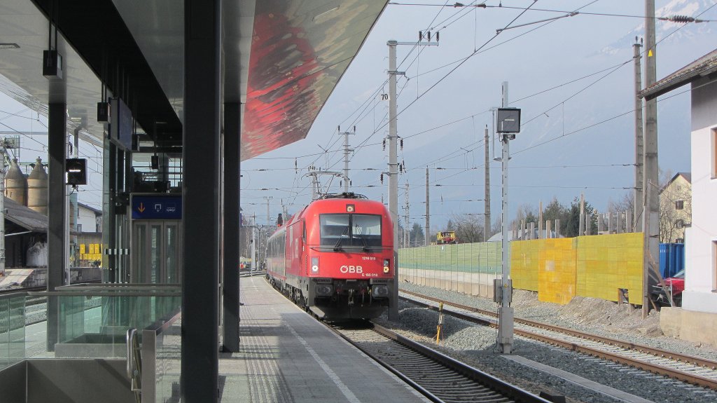 1216 018 mit EC 82  DB-BB Eurocity  von Innsbruck Hbf nach Mnchen Hbf am 2.4.2013 in Brixlegg. Der Zug fuhr wegen Bauarbeiten auf Gleis 2 durch.