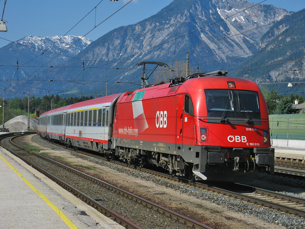 1216 018 mit einem Brenner-Zug nach Mnchen in Brixlegg ( 9.4.2011 )

Lg