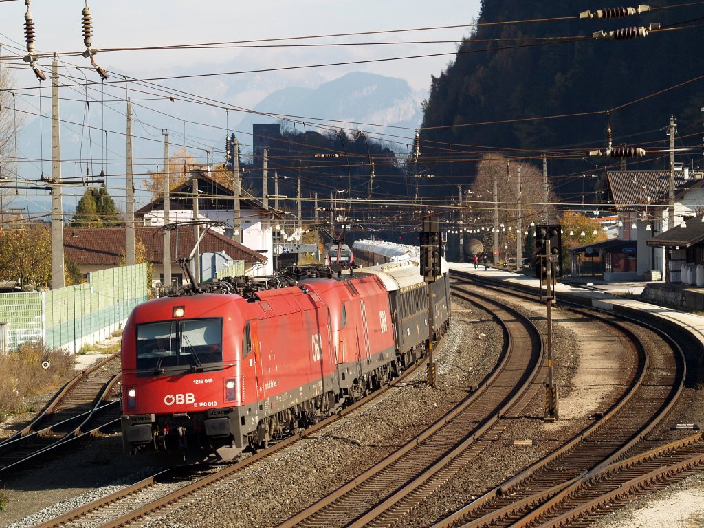 1216 019 und 1116 105 am 6.11.2010 mit dem Orientexpress bei der Durchfahrt Brixlegg