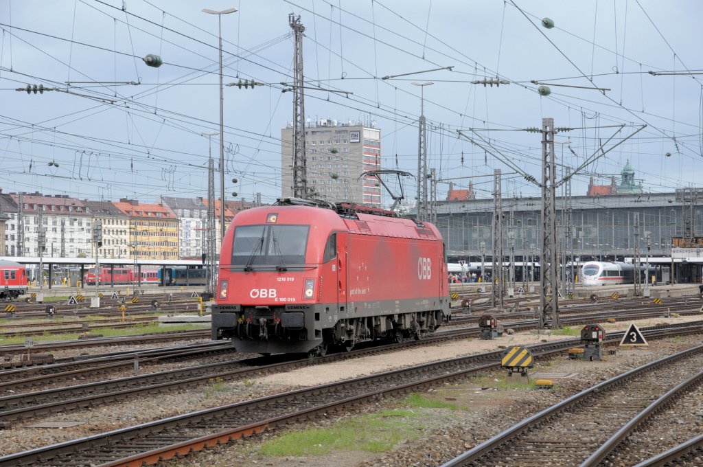 1216 019 am 02.10.10 beim Umsetzen in Mnchen Hbf