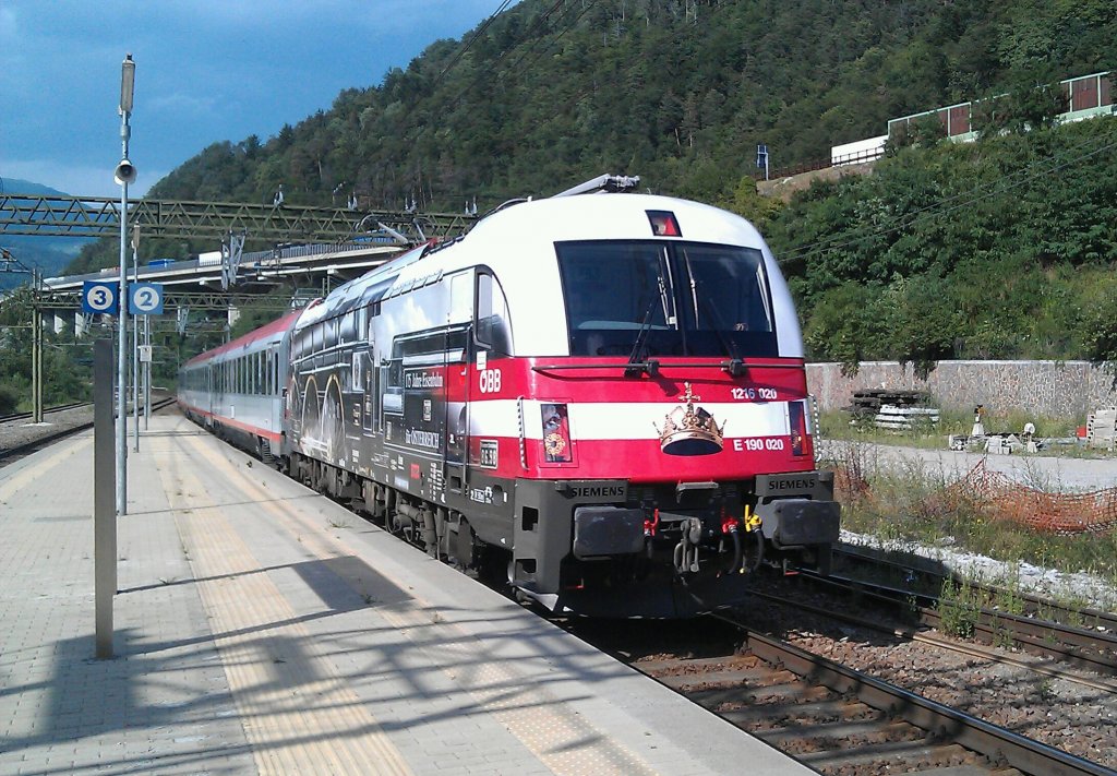 1216 020  175 Jahre Eisenbahn fr sterreich  ist am 19.07.2012 mit einem EC in Waidbruck / Ponte Gardena. 