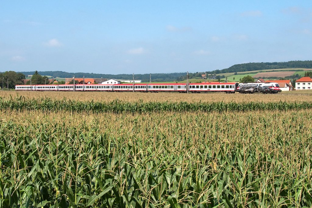 1216 020  175 Jahre Eisenbahn fr sterreich  fhrt mit OIC 861 nach Wien Westbahnhof. Die Aufnahme enstand kurz nach Kirchstetten in Niedersterreich, am 05.08.2012.