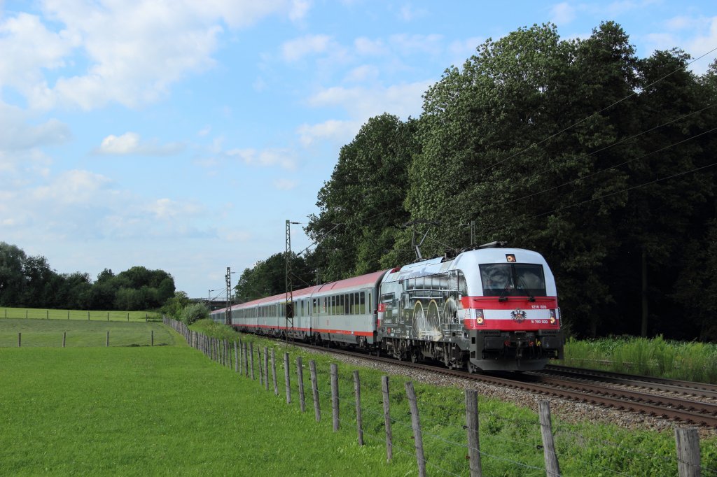 1216 020-8 mit einem Eurocity in Grokarolinenfeld am 17.07.2012. Die Sonne natrlich wieder verschwunden...