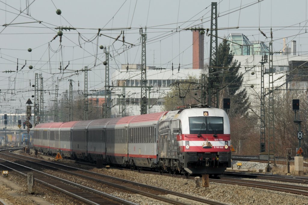 1216 020 am 24.03.13 mit einem EC gen Italia am Heimeranplatz