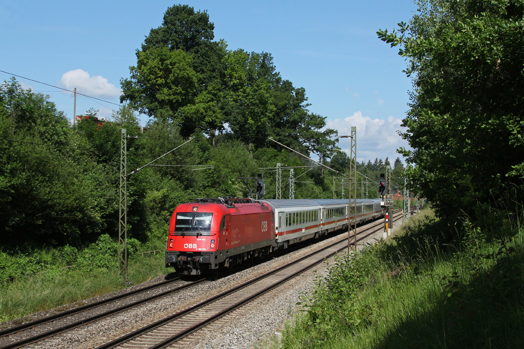 1216 020 mit EC 85 am 15.06.2011 bei Ostermnchen.
