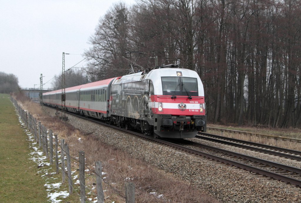 1216 020 mit EC 89 von M�nchen nach Verona, aufgenommen beim B� Vogl, 01.04.2013