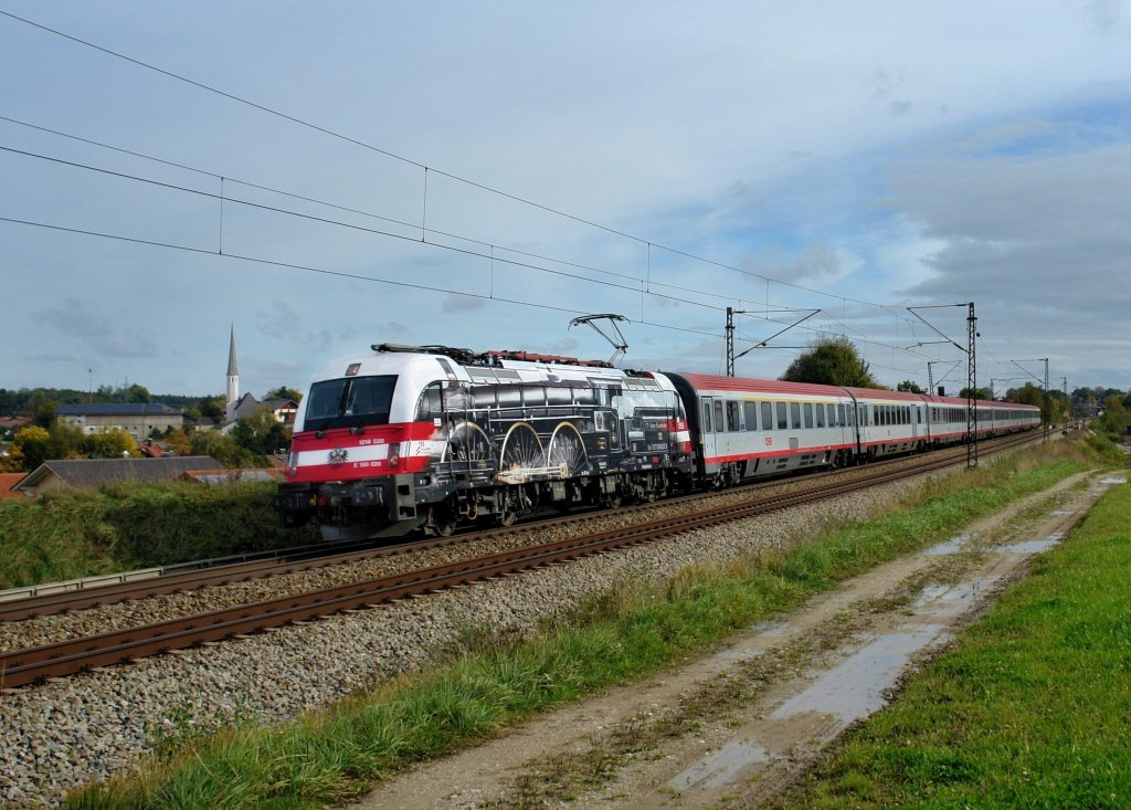 1216 020 mit einem EC am 13.10.2012 unterwegs bei Ostermnchen.