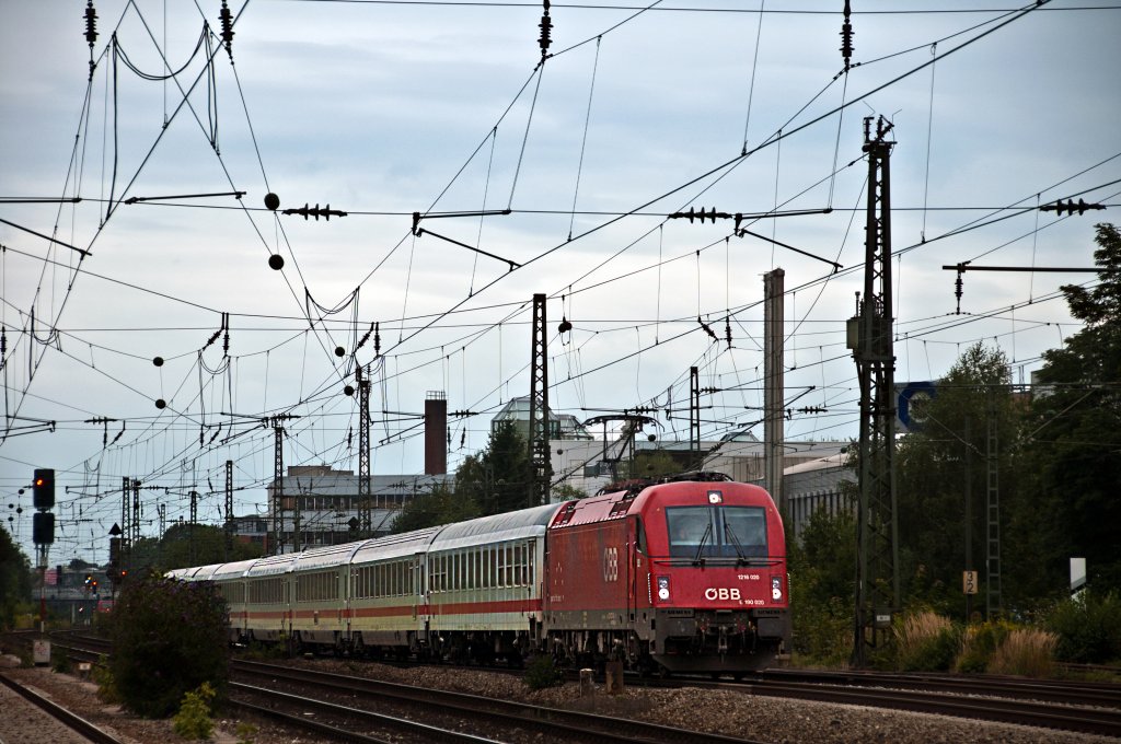 1216 020 mit IC nach Salzburg am 18.08.2010 bei der Durchfahrt durch Mnchen Heimeranplatz.