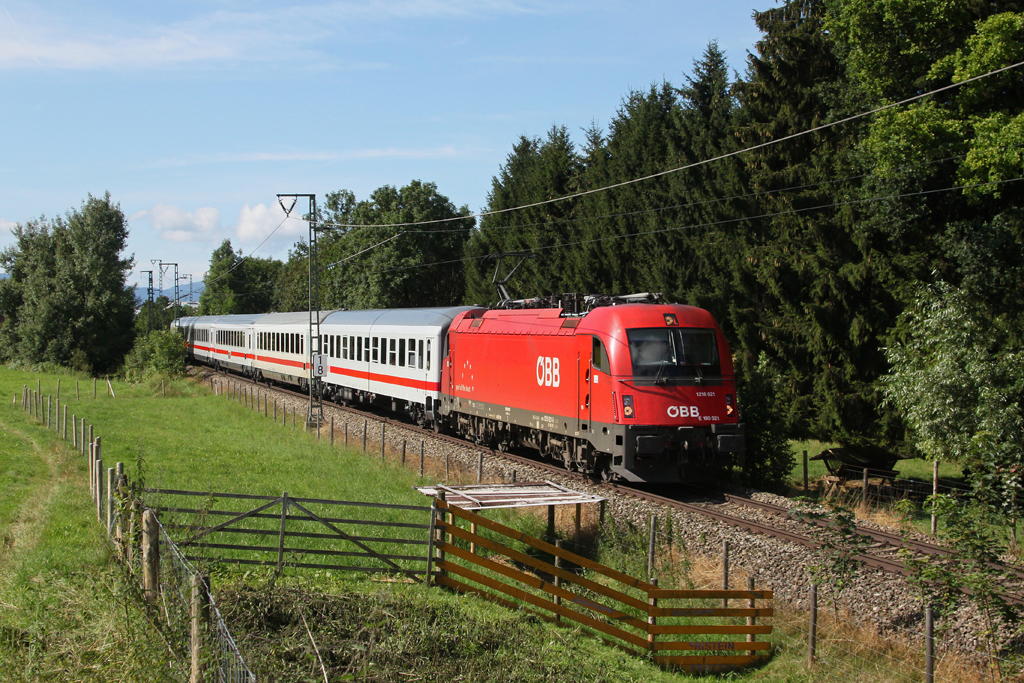 1216 021 mit EC 85 am 06.08.2011 auf der Mangfalltalbahn bei Fching.