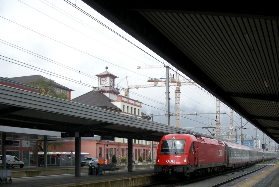1216 021 mit EC 87  DB-BB EuroCity  (Mnchen Hbf-Venezia Santa Lucia) in Innsbruck Hbf.(1.9.2011)