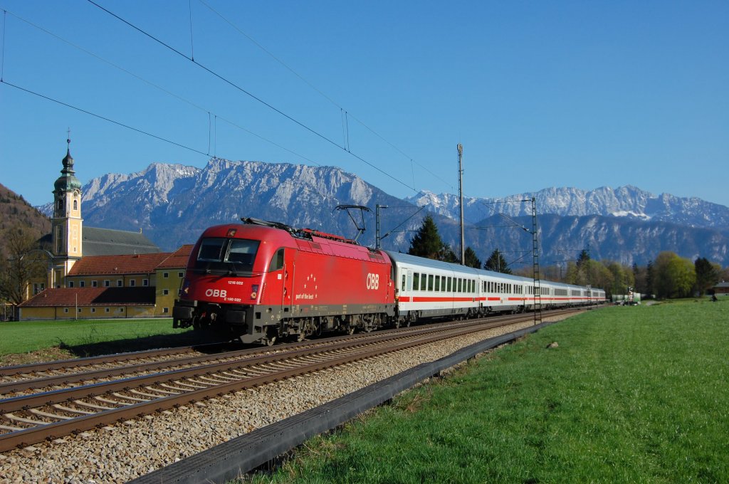 1216 022 am 09.04.2011 mit Eurocity bei Oberaudorf