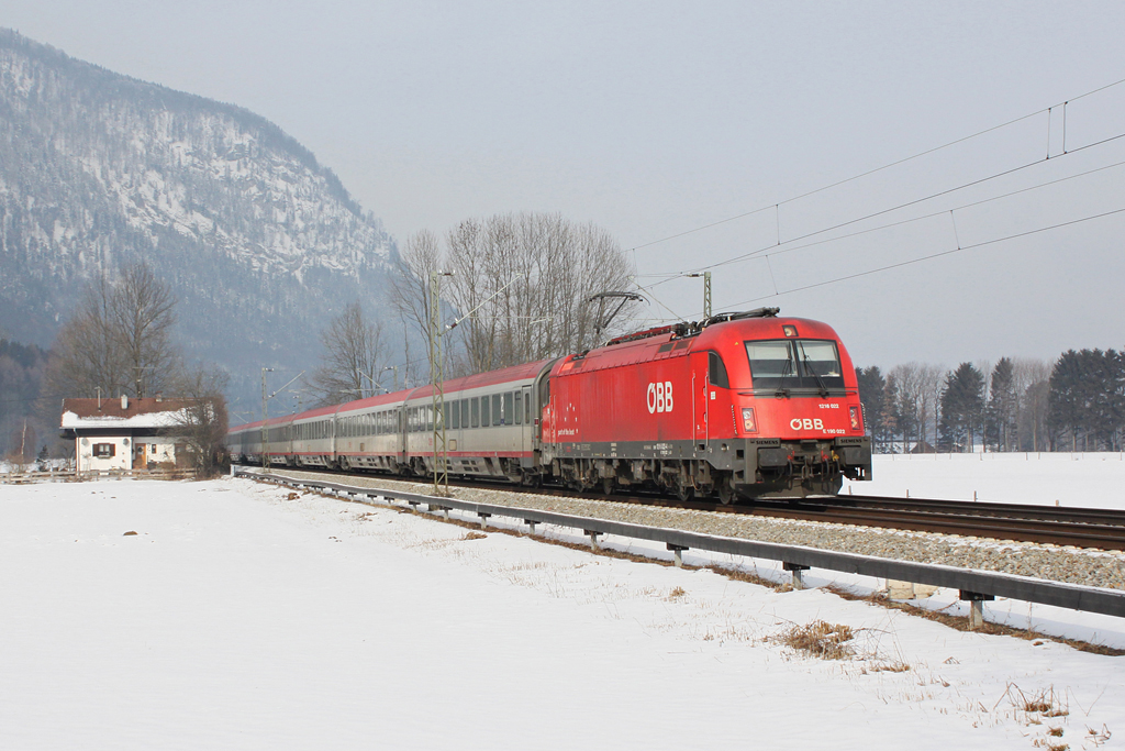 1216 022 mit EC 85 am 04.02.2012 bei Niederaudorf im Inntal.