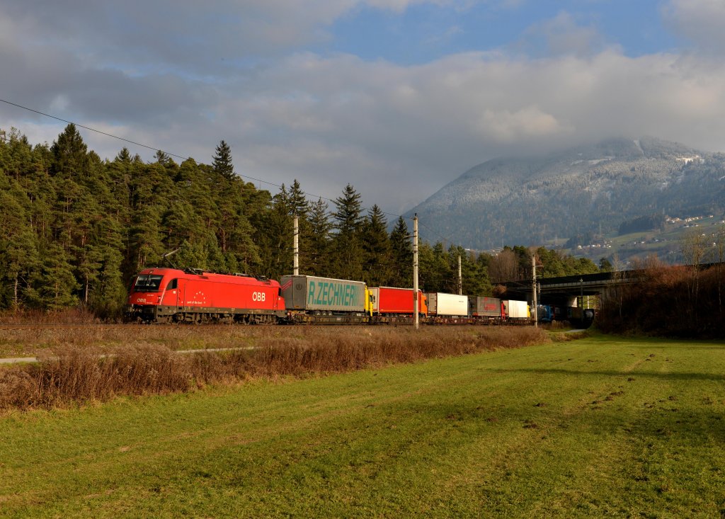 1216 022 mit einer Rola am 01.12.2012 unterwegs bei Terfens.