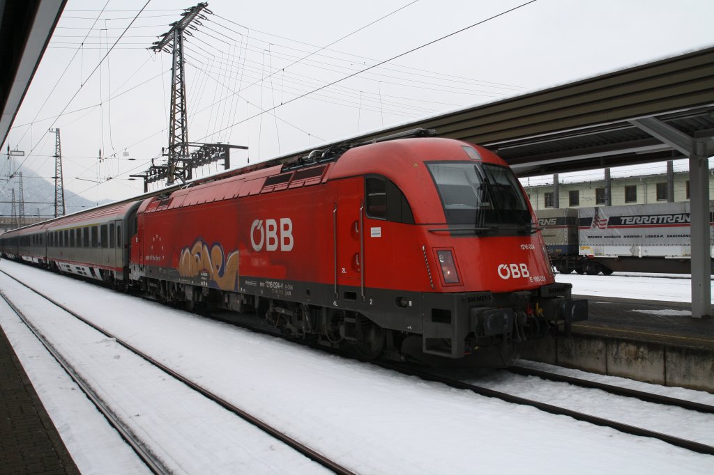 1216 024-0 mit EC aus Italien hlt am 27.1.2011 in Kufstein und fhrt nach kurzem Aufenthalt weiter nach Mnchen.