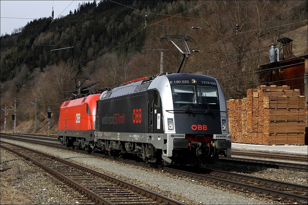 1216 025  World Record  und 1116 044 fahren als Lokzug von Villach nach Zeltweg.
Thalheim-Pöls 16.03.2010