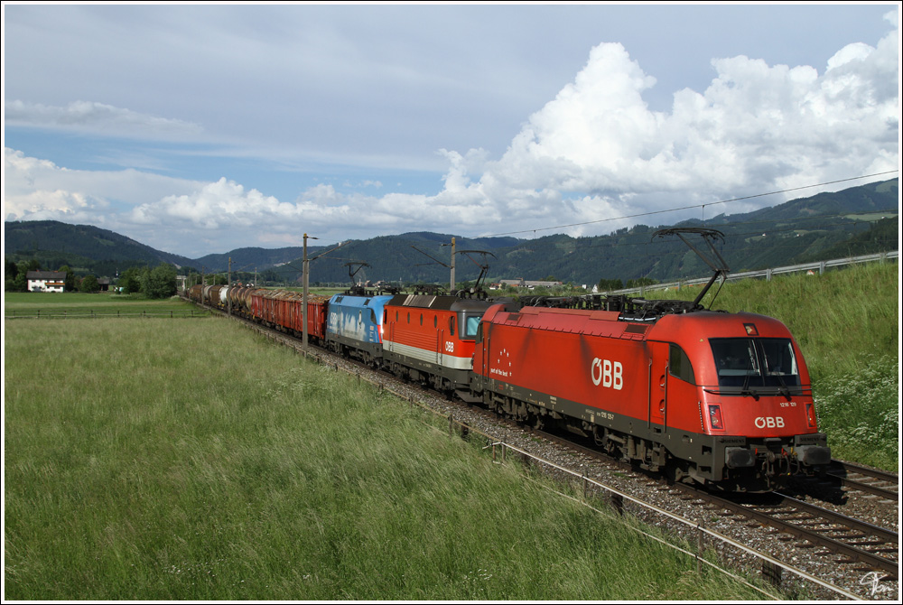 1216 129, 1144 099 + 1016 023  Kyoto  ziehen den DG 54565 von Bruck an der Mur nach Villach. 
St. Magarethen b. Knittelfeld 8.6.2011