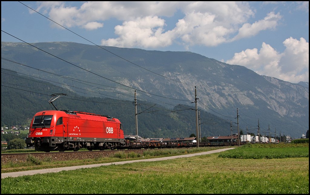 1216 141 (9181 1216 141-2)  schleppt ebenfalls eine mig ausgelastete RoLa zum Brennersee. (07.08.2009)