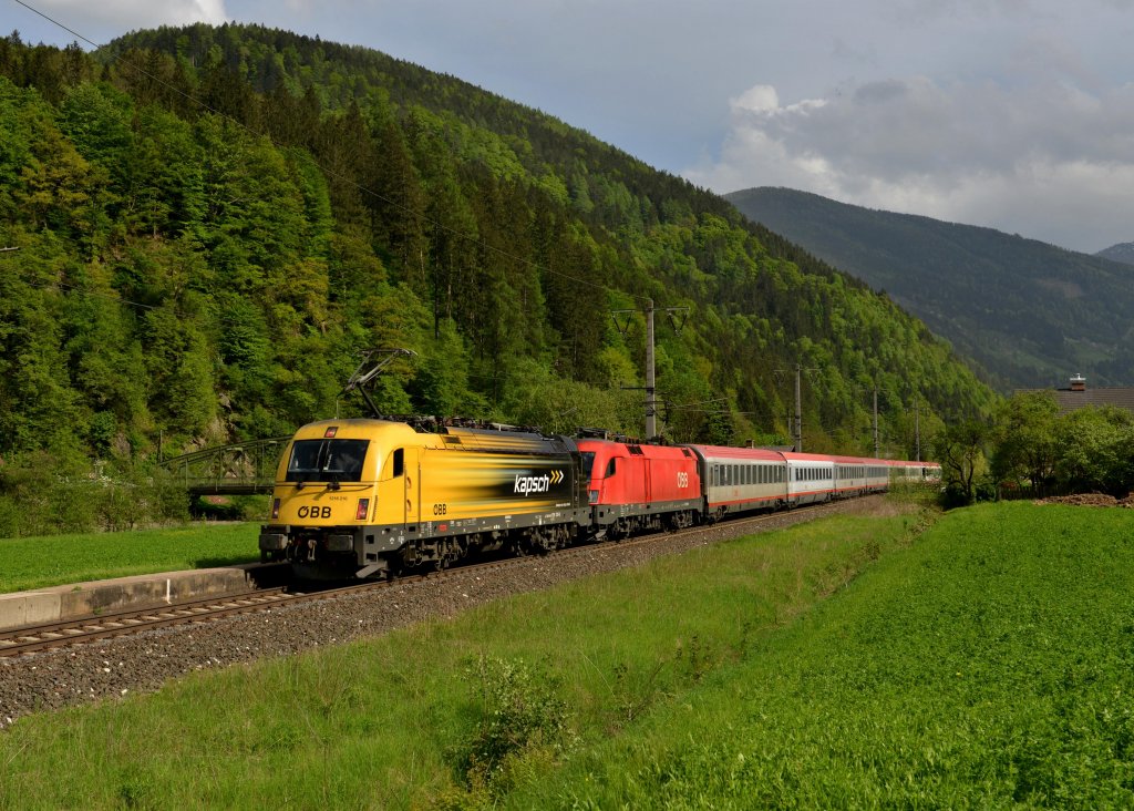 1216 210 + 1116 069 mit OIC 530 am 04.05.2013 in Markt Sachsenburg.