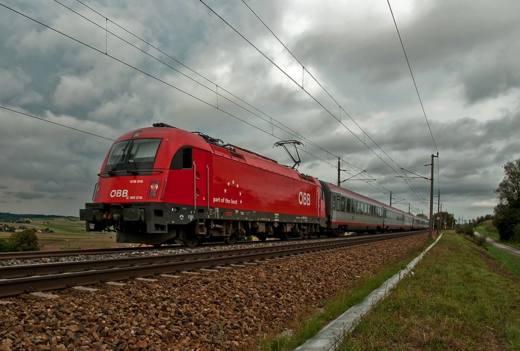 1216 210 bringt den OIC 746  LICHT FR DIE WELT  von Wien Westbf. nach Salzburg Hbf. Neulengbach, am 13.09.2010.