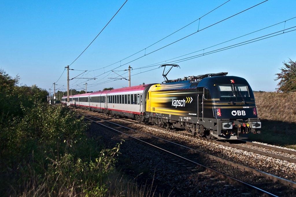 1216 210  Kapsch  mit dem schon fast tglichem Umlauf am OEC 78 (Graz - Prag), kurz vor Helmahof. So gesehen und fotografiert am 15.10.2011.