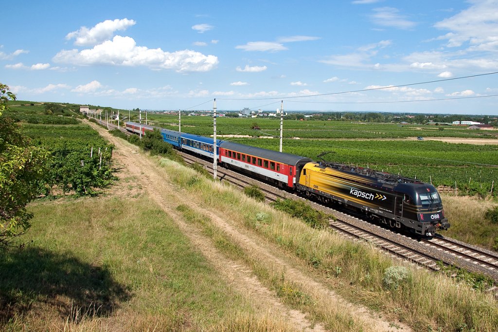 1216 210  Kapsch  mit EC 77 „Antonn Dvořk“, ist am 10.07.2012 zwischen Gumpoldskirchen und Paffsttten unterwegs. 