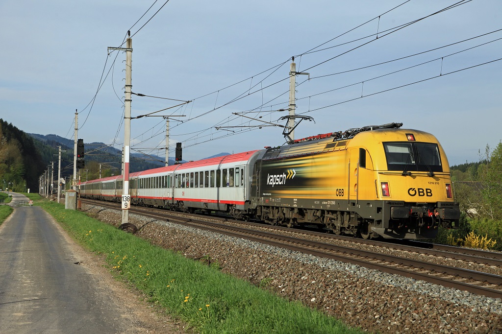 1216 210 (Kapsch) mit EC172 (Villach - Hamburg) hat am 29.04.2013 gerade den Bahnhof Kindberg durchfahren und strebt dem nchsten Anhaltebahnhof Wr.Neustadt entgegen.