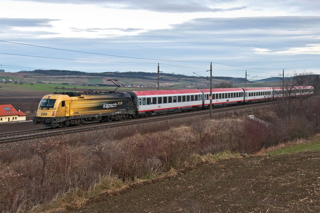 1216 210  Kapsch  ist mit IC 842  Johannes Kepler Universitt Linz  zwischen Neulengbach und Ollersbach Richtung Salzburg unterwegs. Die Aufnahme enstand am 09.12.2011.