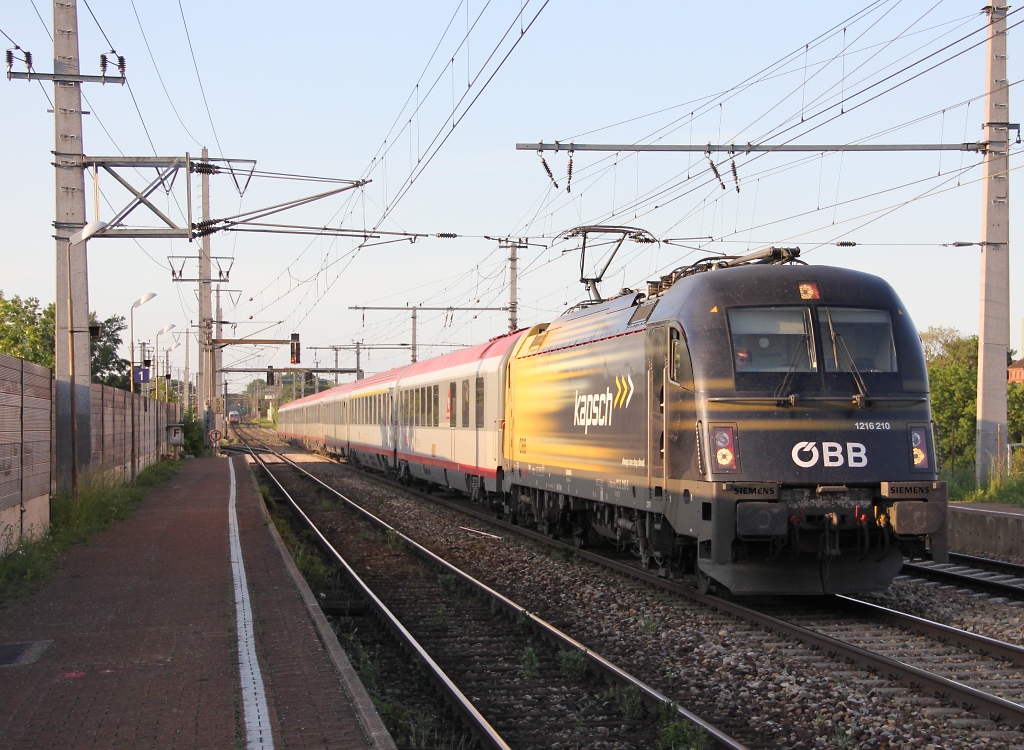1216 210  Kapsch  mit OIC in Richtung Simmering. Aufgenommen am 14.05.2013 in Wien Haidestrae.