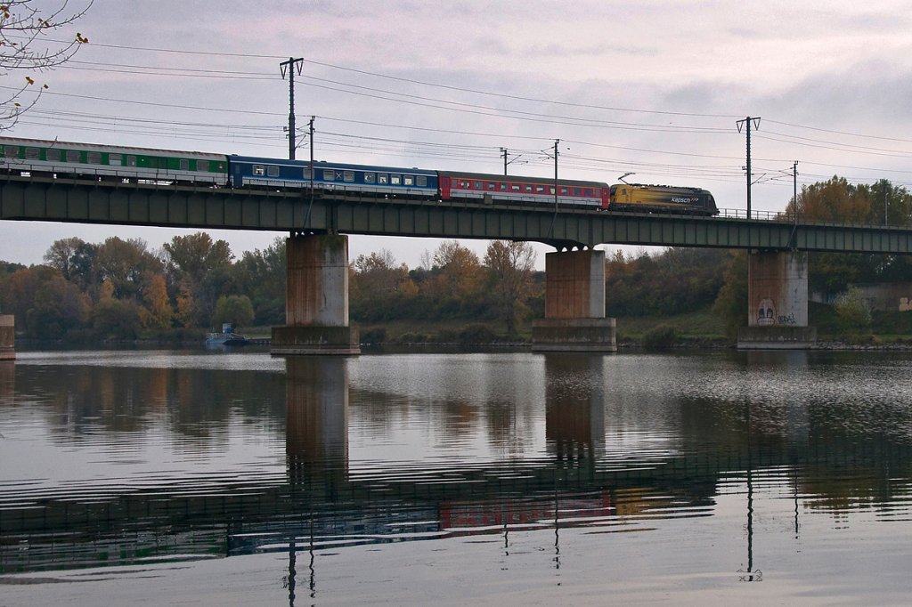 1216 210  Kapsch  berquert mit EC 77  Antonin Dvorak  das Entlastungsgerinne in Wien. Die Aufnahme entstand am 04.11.2012.