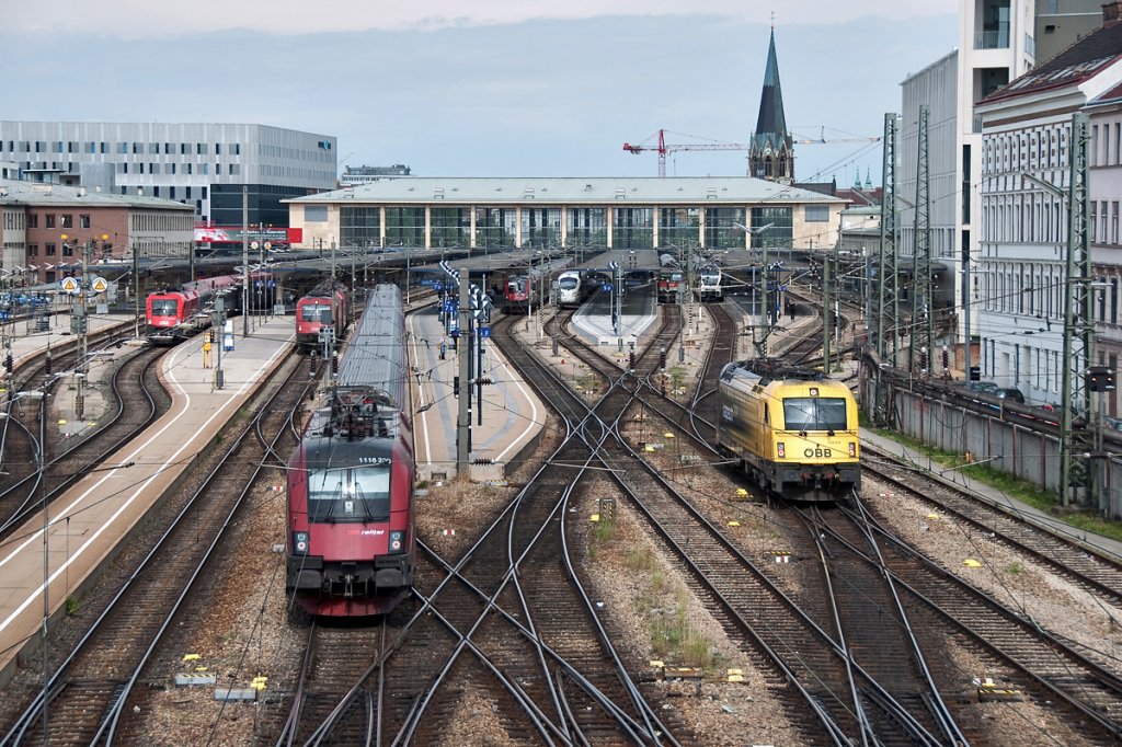 1216 210  Kapsch  vs. 1116 railjet. Wien Westbahnhof, am 28.05.2012.