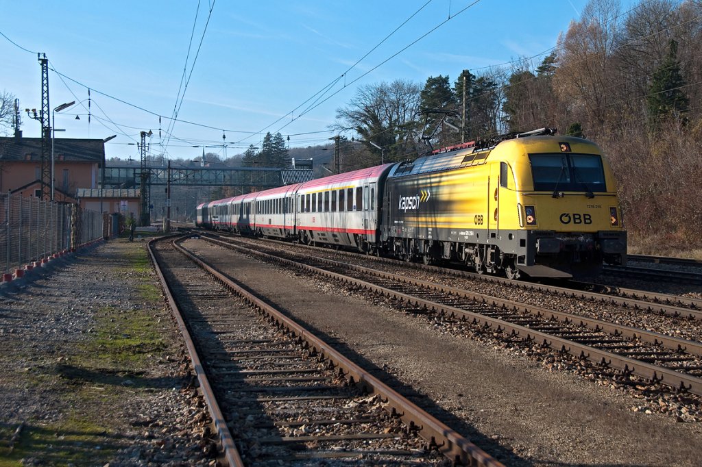 1216 210  Kapsch , wieder mal auf der Westbahn unterwegs. Hier mit OIC 693 in Tullnerbach-Pressbaum, am 25.11.2012.