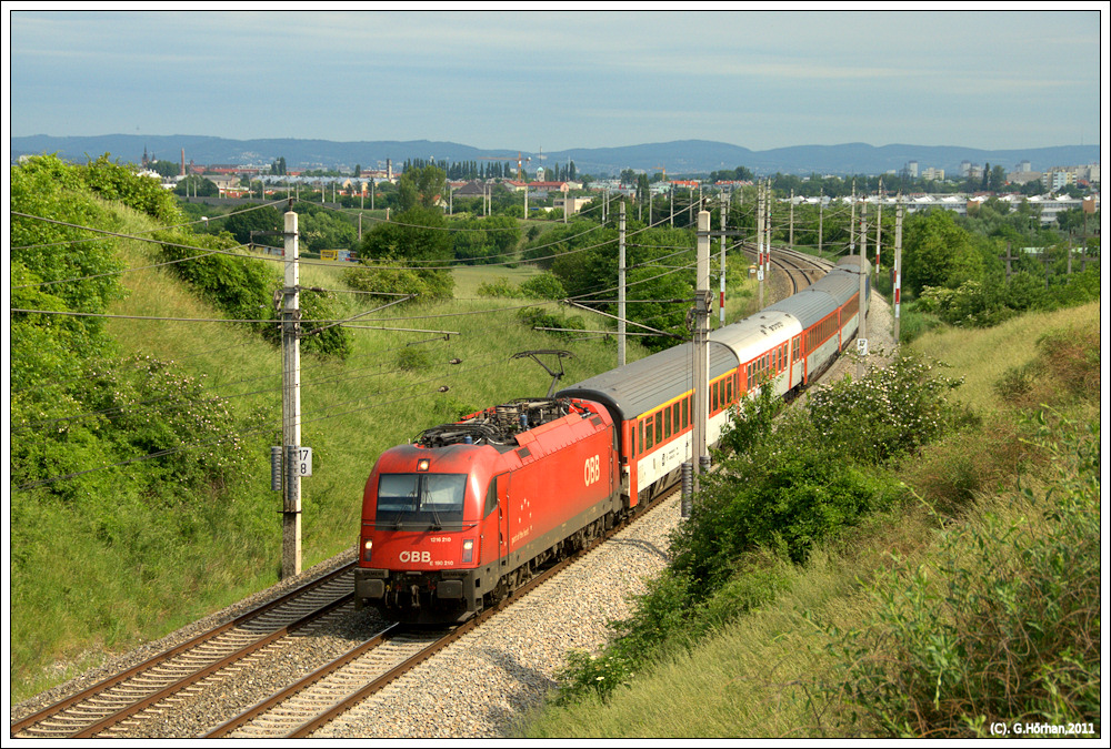 1216 210 mit EC 73 Gustav Klimt von Praha hl.n. nach Wiener Neustadt in der Kurve bei Mdling, 27.5.2011 