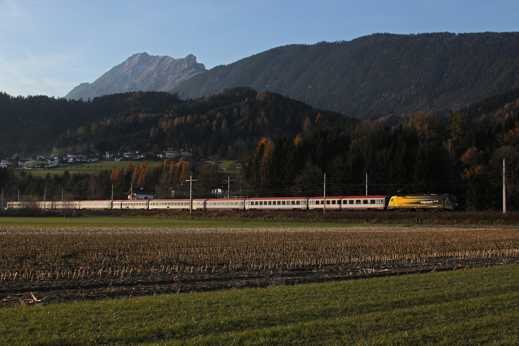 1216 210 mit OIC 869 am 19.11.2011 bei Terfens im Inntal.