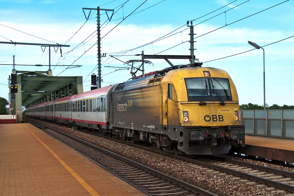 1216 210 Werbelok  Kapsch  um 17:58, pnktlich mit EC 173 in Wien Praterkai, am 18.05.2012.