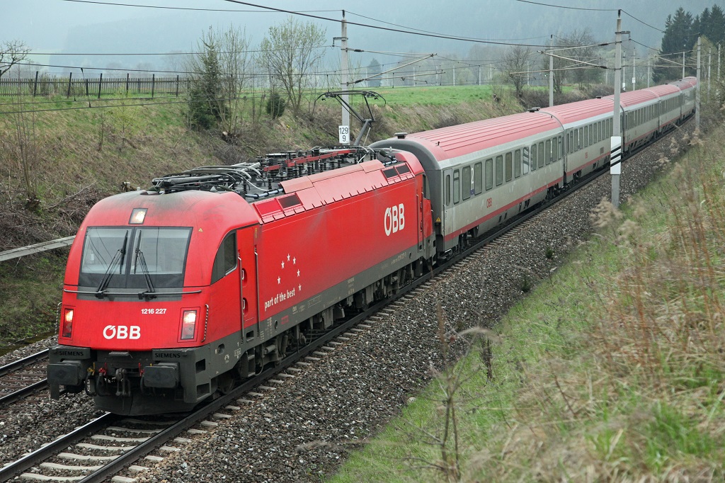 1216 227 ist am 24.04.2013 mit EC172 bei Krieglach unterwegs.