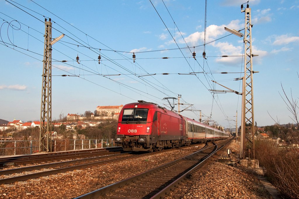 1216 227, fhrt mit dem OIC 648 von Wien Westbahnhof nach Salzburg. Neulengbach, am 28.03.2012.