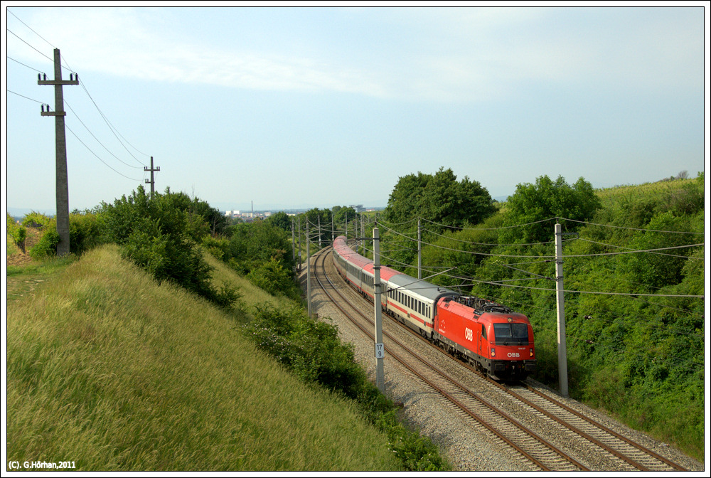 1216 227 mit dem EC 172 Vindobona von Villach nach Hamburg Altona bei M�dling, 27.5.2011 