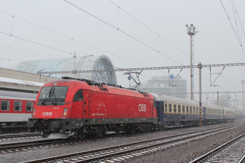 1216 227 mit dem SLP 14396 von Bratislava/Pressburg Petrzalka/Engerau (Pta) nach Wien Franz Josefsbahnhof Grtelbrcke (Wfg); am 10.02.2013