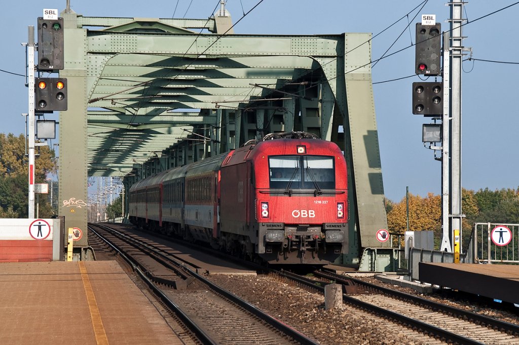 1216 227 mit EC 77 (Prag - Wr. Neustadt) auf der Donaubrcke in Wien. Wien Praterkai, am 22.10.2012.