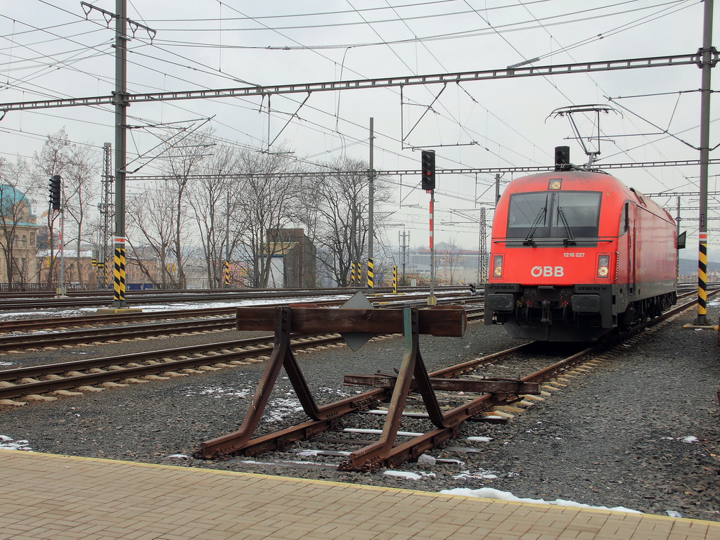 1216 227 der BB steht abgestellt am 18. Februar 2013  im Prager Hauptbahnhof. 