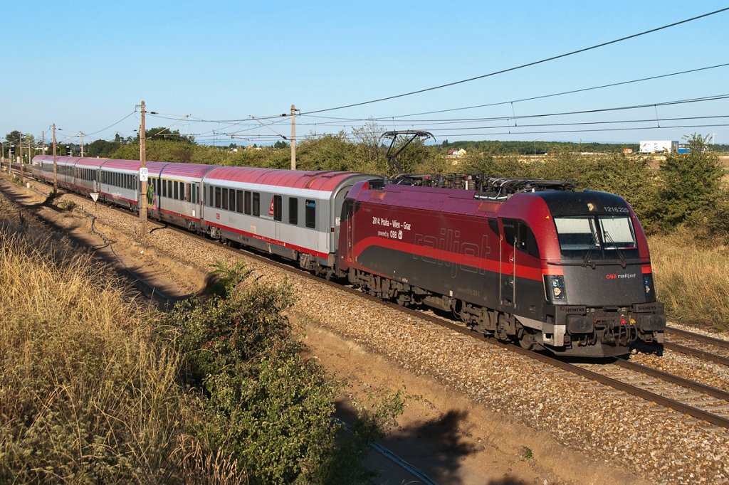 1216 229 mit EC 279  Gustav Klimt , kurz vor Deutsch Waggram, ist Richtung Wien Meidling unterwegs. Die Aufnahme entstand am 02.08.2013.