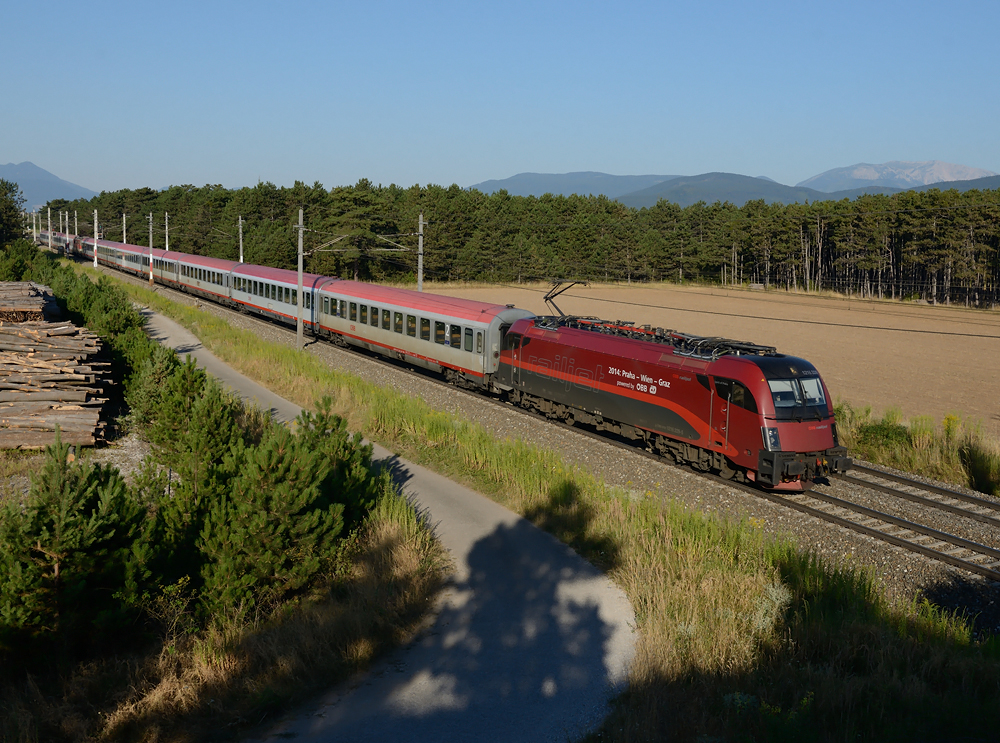 1216 229  Railjet  wirbt seit 17.04. fr die ab  Fahrplanwechsel 2014  zwischen Graz und Prag verkehrenden Railjets, und war am 03.08.2013 mit dem EC 278 Gustav Klimt unterwegs, aufgenommen bei Neunkirchen.
