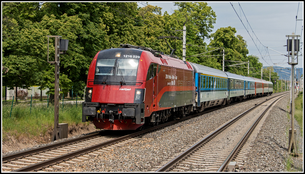 1216 229 wirbt fr die zuknftigen Railjet-Einstze zwischen Prag, Wien und Graz.
Am 24. Mai 2013 bespannte sie den EC 73 (Breclav - Wiener Neustadt) und konnte kurz vor der Haltestelle Kottingbrunn aufgenommen werden.
