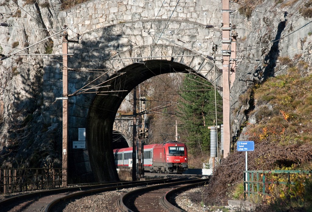1216 233 hat soeben den Polleros-Tunnel verlassen, befindet sich am Krausel-Klause-Viadukt und wird in wenigen Sekunden den kleinen Krausel-Tunnel durchfahren. EC 172  Vindobona , am 05.11.2010 kurz vor Breitenstein.