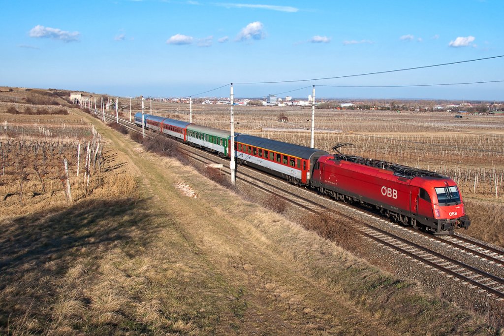 1216 233 ist mit dem EC 77 von Prag nach Wr. Neustadt unterwegs. Die Aufnahme enstand am 02.03.2012 kurz vor Pfaffsttten, mit dem sogenannten  Busserltunnel  im Hintergrund.