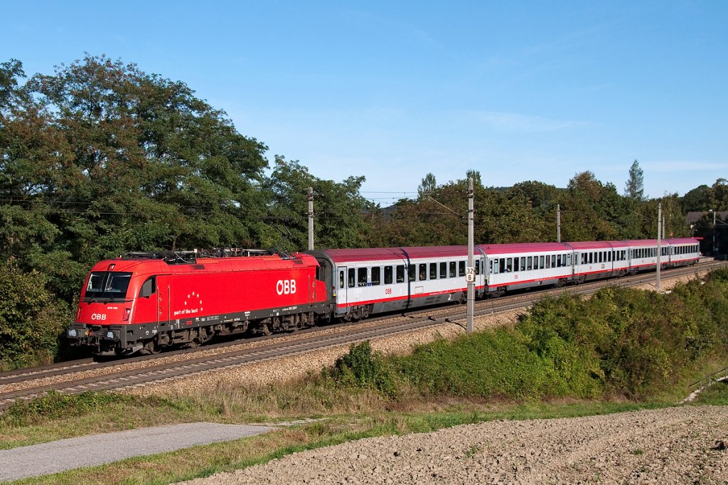 1216 233 ist mit OIC 848 von Wien nach Salzburg unerwegs. Unter Oberndorf, am 29.09.2011.