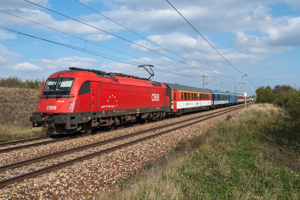 1216 233, unterwegs mit EC 77 (Prag-Wr. Neustadt), Anfang Oktober 2012, kurz nach der Hst. Helmahof.