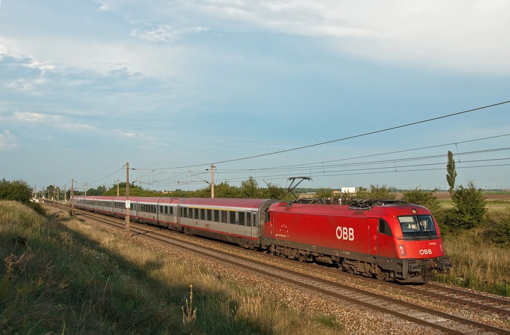 1216 235 befrderte am 11.08.2010 den EC 79  Gustav Klimt  von Prag nach Wien Meidling. Die Aufnahme ist bei Helmahof entstanden. 
