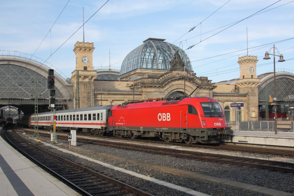 1216 237-8 mit einem CNL in Richtung Prag bei der Abfahrt in Dresden Hbf am 21.11.2010. 